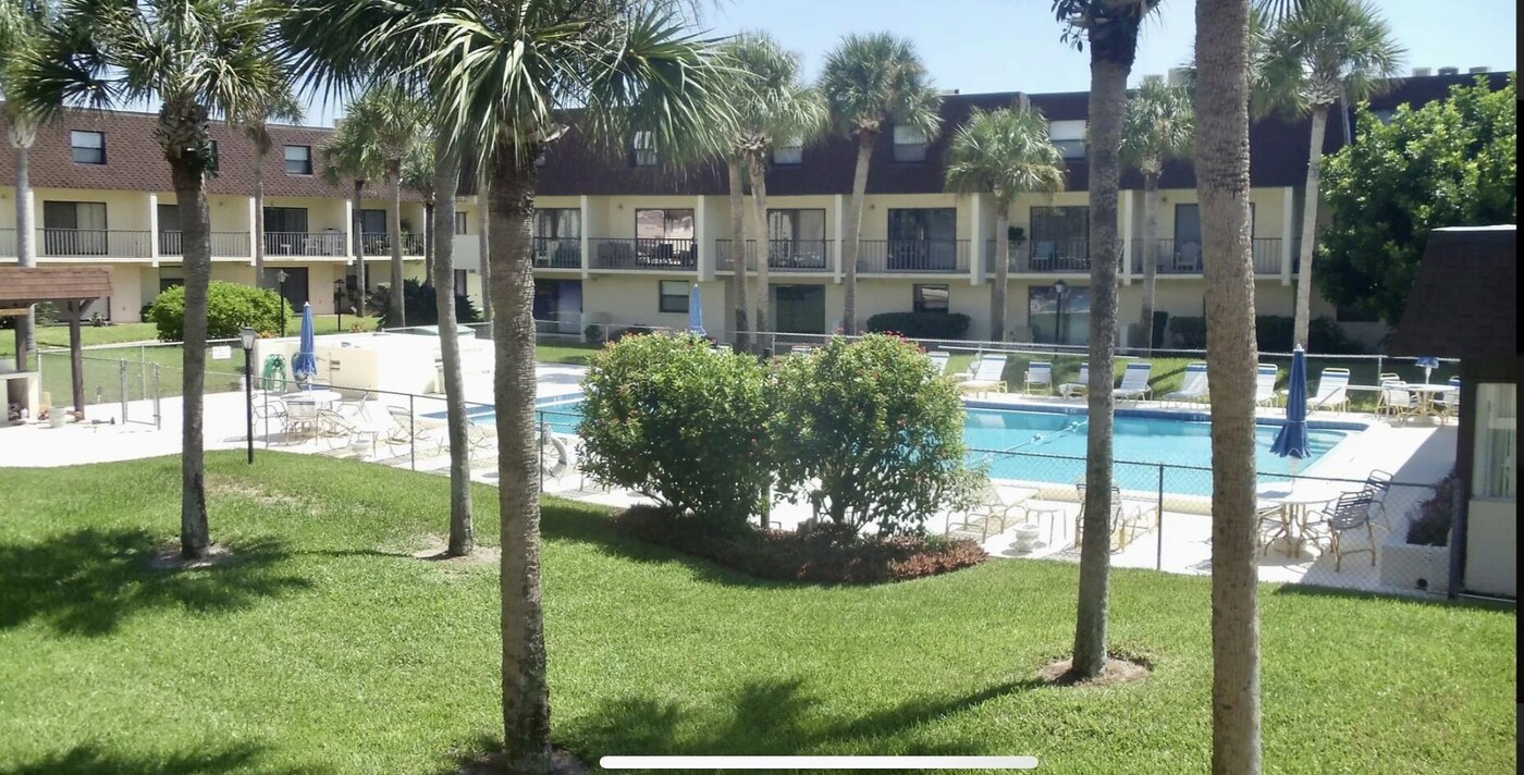 190 Paradise Blvd in Melbourne, FL - Foto de edificio
