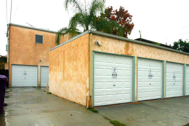 4561-4565 E 14th St in Long Beach, CA - Foto de edificio - Building Photo