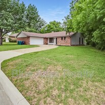 1329 E Windsor Dr in Denton, TX - Building Photo
