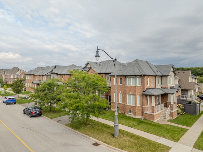 35 Sky Harbour Dr in Brampton, ON - Building Photo - Building Photo