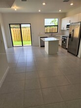 965 NE 211th St in North Miami Beach, FL - Foto de edificio - Building Photo