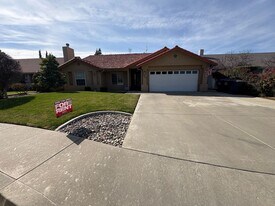 1031 N Crenshaw St in Visalia, CA - Building Photo