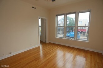 3040 N Ashland Ave-Unit -Unit 2 in Chicago, IL - Foto de edificio - Building Photo