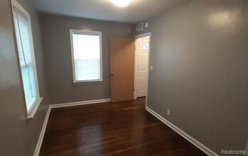 1621 E 11 Mile Rd in Madison Heights, MI - Building Photo - Building Photo