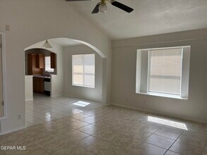 11812 Kings Arms Ct in El Paso, TX - Foto de edificio - Building Photo
