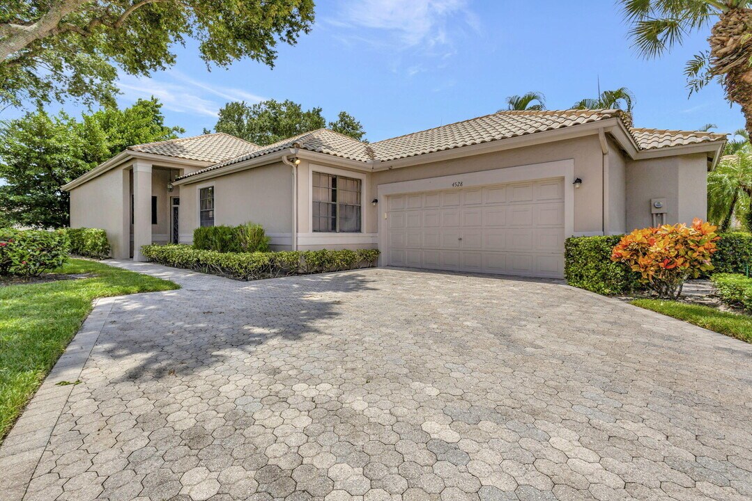 4528 Barclay Fair Way in Wellington, FL - Building Photo