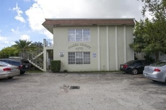 Golden Sunset Apartments in Hollywood, FL - Foto de edificio - Building Photo
