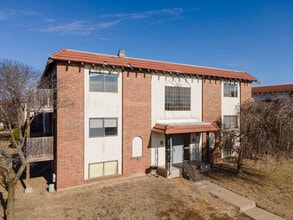 Crown Point Apartments in Topeka, KS - Building Photo - Building Photo