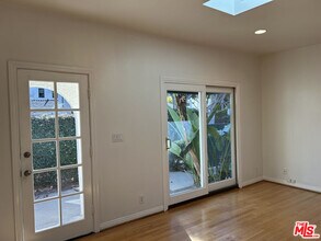 8711 Sherwood Dr in West Hollywood, CA - Building Photo - Building Photo