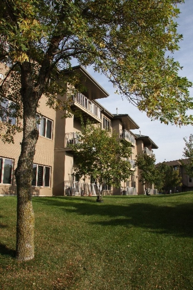 Pines at Four Hills in Sioux Falls, SD - Foto de edificio - Building Photo