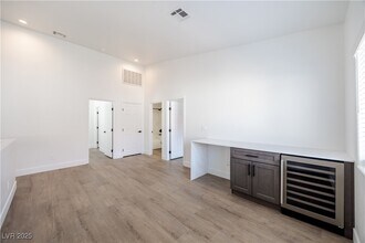 540 W Horizon Ridge Pkwy in Henderson, NV - Building Photo - Building Photo