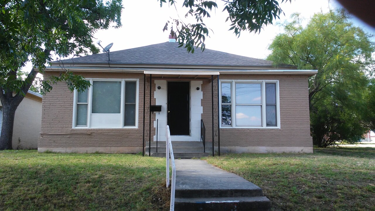 208 E Twohig Ave, Unit # B in San Angelo, TX - Building Photo