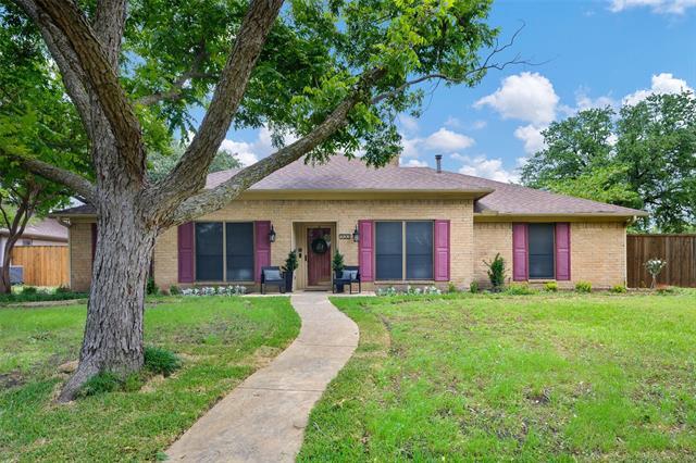 900 E Berkeley Dr in Richardson, TX - Building Photo