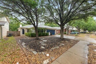 8943 W Hove Loop in Austin, TX - Building Photo - Building Photo