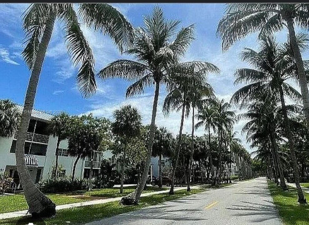 201 Galen Dr, Unit 316W in Key Biscayne, FL - Building Photo
