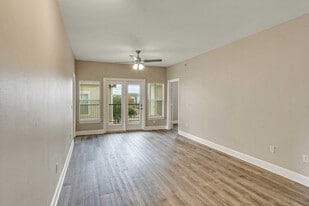 Room in Condo on Crossing Pl in Austin, TX - Building Photo