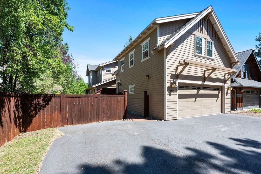 1313 NW Fort Clatsop St, Unit #2 in Bend, OR - Foto de edificio