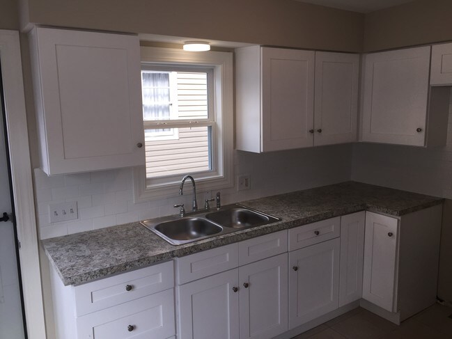 22 W York St-Unit -2 (Down) in Akron, OH - Building Photo - Building Photo