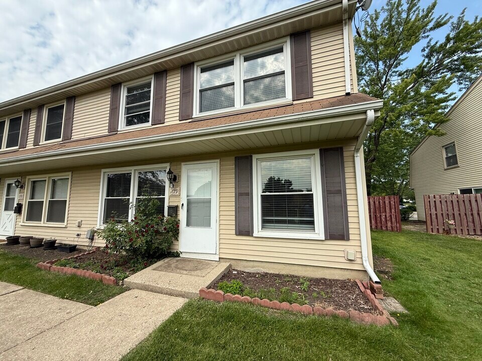 1779 Queensbury Cir in Hoffman Estates, IL - Building Photo
