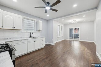 66 Hoover Ave in Passaic, NJ - Foto de edificio - Building Photo