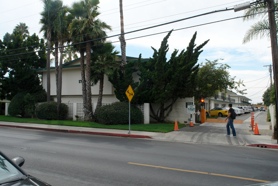 Studio Plaza Apartments in Goleta, CA - Foto de edificio