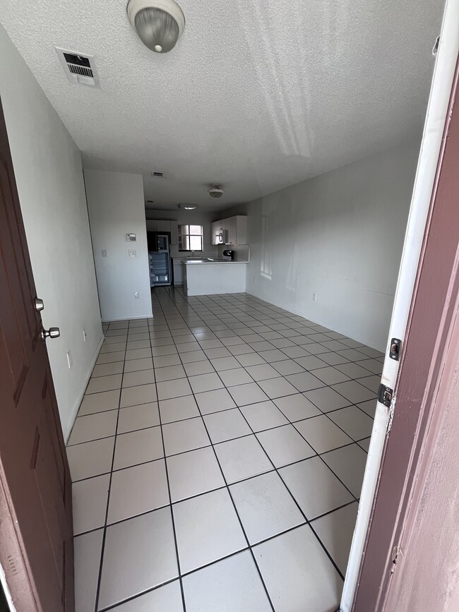 2348 W 56th St, Unit 15 in Hialeah, FL - Building Photo - Building Photo