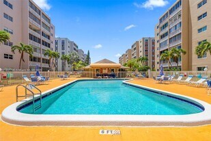 301 NE 14th Ave in Hallandale Beach, FL - Building Photo