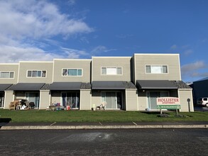 Hollister Apartments in Stayton, OR - Building Photo - Building Photo