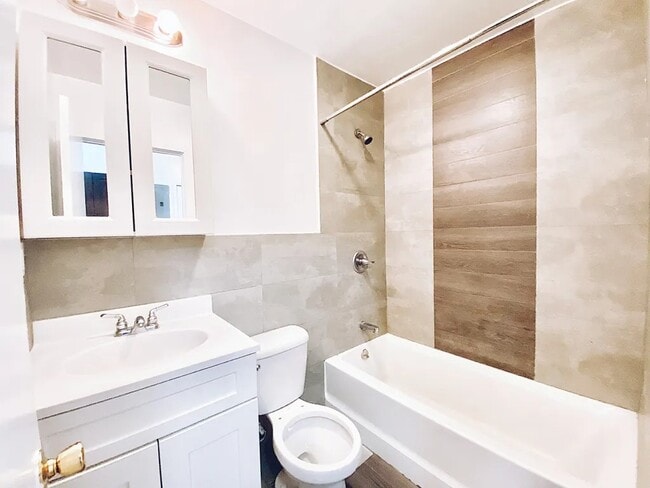 1078 DeKalb Ave in Brooklyn, NY - Building Photo - Building Photo