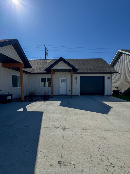 2165-2167 Skyview W Dr in Sheridan, WY - Building Photo