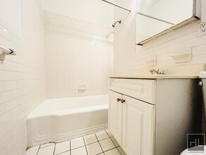 711-712 2nd Ave in New York, NY - Building Photo - Building Photo