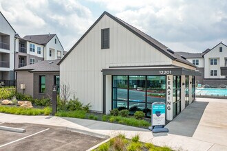 Lucent in Austin, TX - Foto de edificio - Building Photo