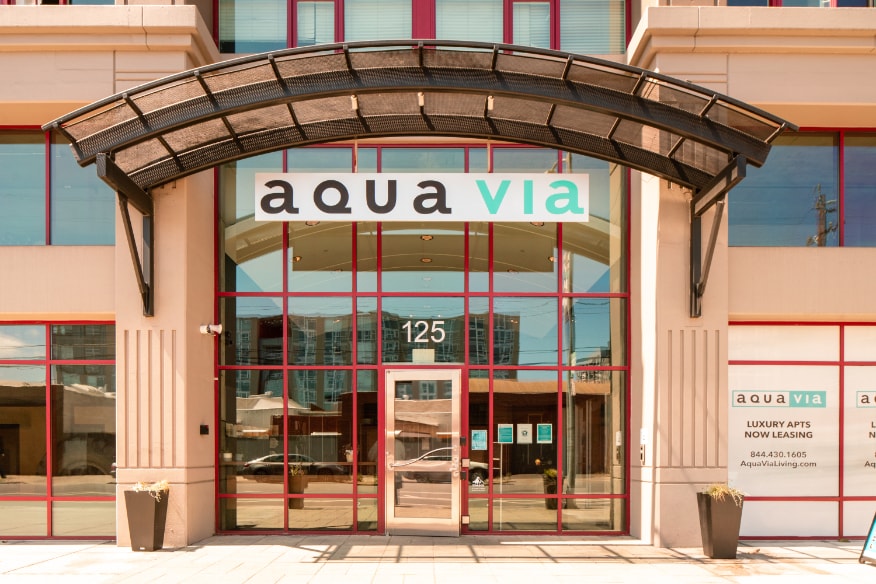 Aqua Via Apartments in Oakland, CA - Foto de edificio