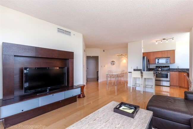 1330 West Ave, Unit 1613 in Miami Beach, FL - Building Photo - Building Photo