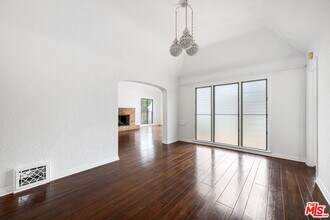 330 N La Jolla Ave in West Hollywood, CA - Building Photo - Building Photo