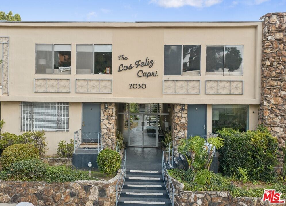 2030 N Vermont Ave in Los Angeles, CA - Building Photo