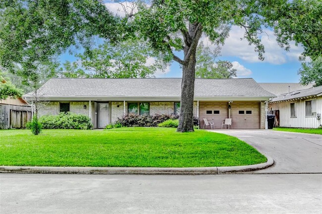 2015 Mapleton Dr