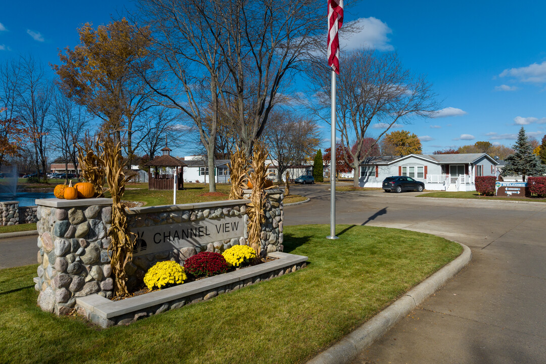 Channel View in Clay, MI - Foto de edificio