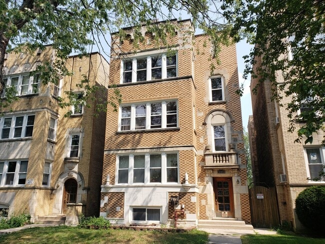 property at 5747 N Spaulding Ave