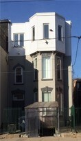 206 Carlton St in Toronto, ON - Building Photo