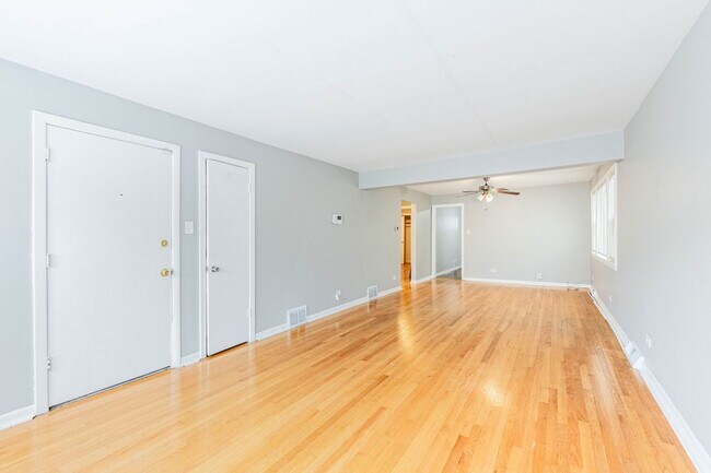 7637 S Essex Ave in Chicago, IL - Building Photo - Building Photo