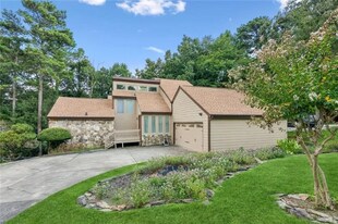 1616 Maple Ridge Dr in Suwanee, GA - Building Photo