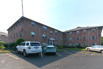 4 Colonial Village Dr, Unit 9 in Arlington, MA - Building Photo - Building Photo