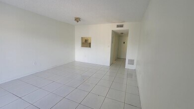 4374 NW 9th Ave in Deerfield Beach, FL - Building Photo - Building Photo