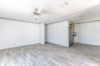 193 Live Oaks St in Medina, TX - Building Photo - Building Photo