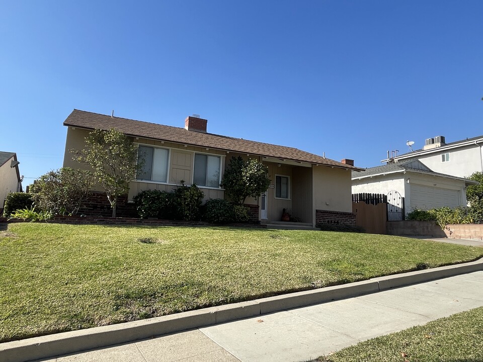 2623 N Lamer St in Burbank, CA - Building Photo