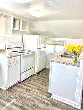 1090 Dusty Ln, Unit 1 in Redding, CA - Foto de edificio - Building Photo