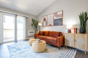 Creekside Park Apartments in Napa, CA - Building Photo