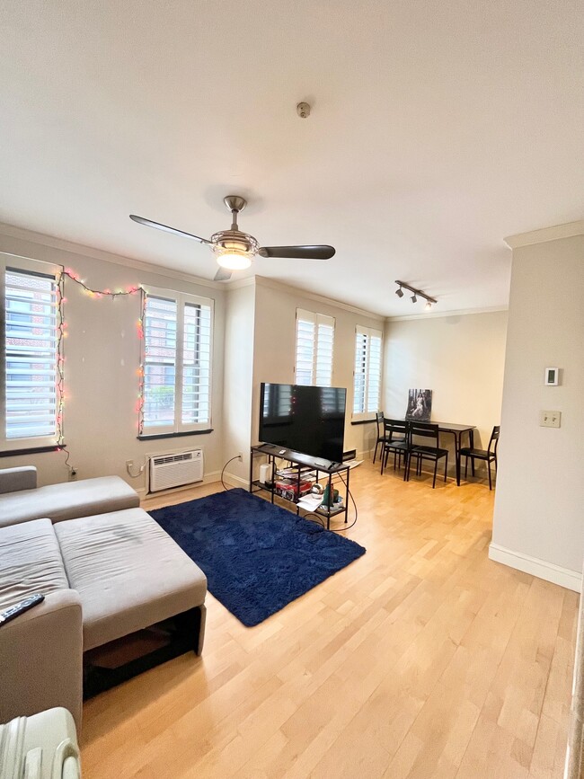 1 Cypress Rd, Unit 101 in Boston, MA - Foto de edificio - Building Photo