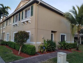 5925 Manchester Way in Tamarac, FL - Building Photo - Building Photo